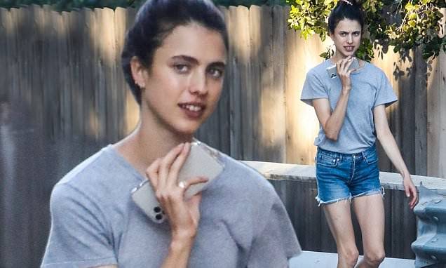 Margaret Qualley - Rainey Qualley - Margaret Qualley puts on leggy display in denim short shorts as she takes call while out for a walk - dailymail.co.uk - Los Angeles - city Los Angeles