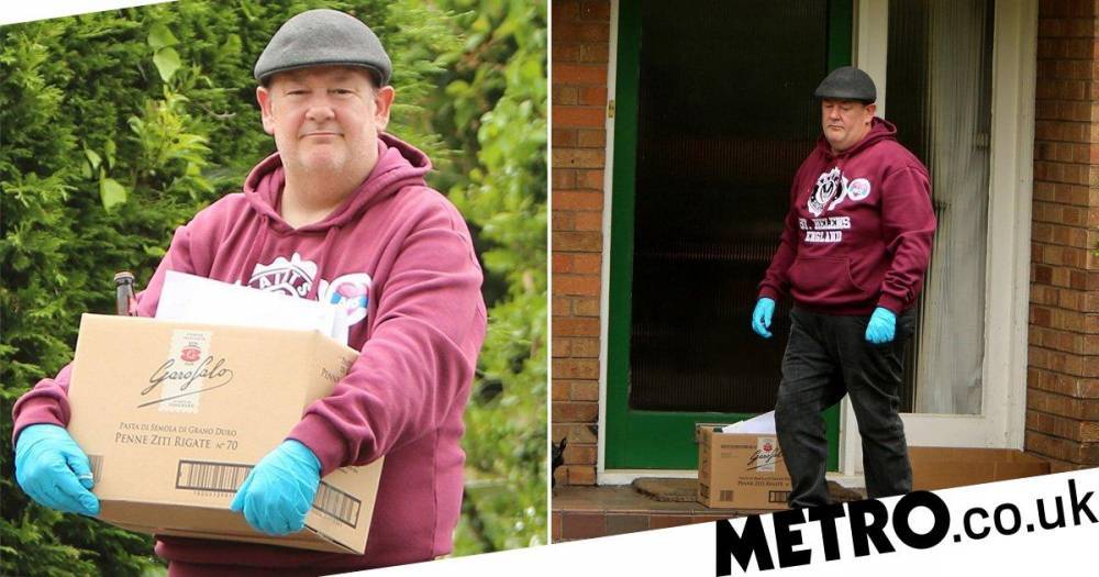 Russell Crowe - Johnny Vegas - Johnny Vegas delivers food to vulnerable in hometown after his uncle’s tragic death - metro.co.uk