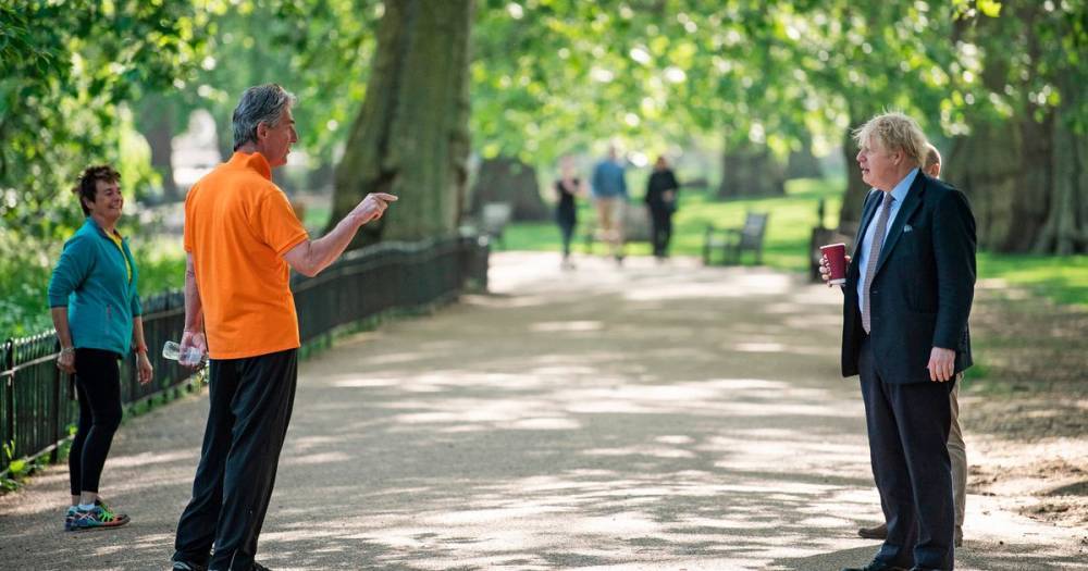 Boris Johnson - London - Boris Johnson confronted by angry man in park as Brits flock outdoors despite lockdown - dailystar.co.uk - county Park - city London, county Park