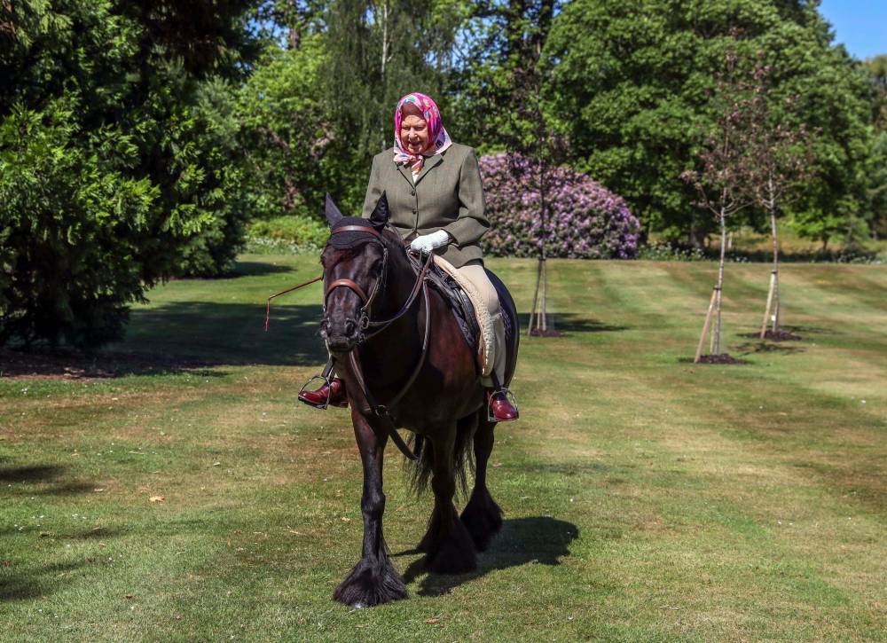 Boris Johnson - prince Philip - Queen Elizabeth Enjoys A Horseback Ride In Newly Released Pictures - etcanada.com