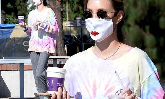 Tim Rosenman - Whitney Port wears a funny face mask emblazoned with red lips as she steps out for a coffee - dailymail.co.uk - city Studio - city Sanford