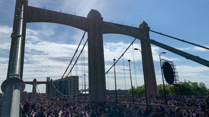 George Floyd - Thousands take a knee on Hennepin Ave. Bridge in Minneapolis for George Floyd - fox29.com - Usa - county George - county Floyd - county Hennepin