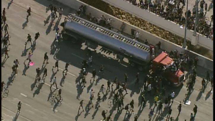 Police: Driver in custody, no protesters reported hurt after truck drives into crowd on I-35W in Minneapolis - fox29.com - Washington - city Minneapolis