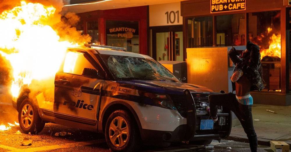 George Floyd - Derek Chauvin - Violent clashes between police and George Floyd protesters as US burns for sixth night - mirror.co.uk - Usa - Los Angeles - state New York - Washington - city Boston - city Minneapolis
