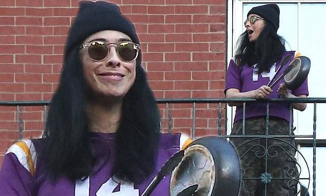 Sarah Silverman salutes abortion providers as she makes some noise from her apartment balcony - dailymail.co.uk - New York