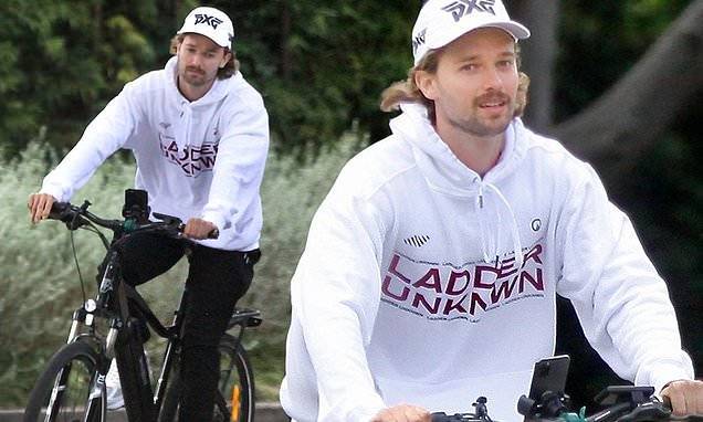 Eric Garcetti - Patrick Schwarzenegger - Patrick Schwarzenegger takes mask-free bike ride with two pals in Brentwood - dailymail.co.uk - Los Angeles - city Los Angeles