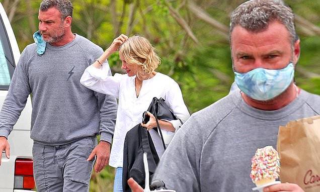 Naomi Watts - Amicable exes Naomi Watts and Liev Schreiber get ice-cream to-go from Carvel in the Hamptons - dailymail.co.uk - Australia - San Francisco - state New York - county Hampton