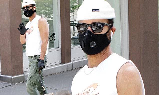 Justin Theroux - Justin Theroux walks dog in NYC amid feud with neighbours - dailymail.co.uk - city New York - city Washington, area District Of Columbia - area District Of Columbia - Washington, area District Of Columbia