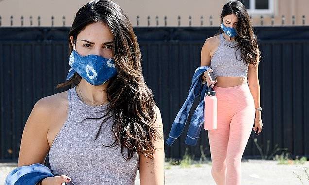 Eiza Gonzalez flashes her rock hard abs following a workout session with her trainer in Los Angeles - dailymail.co.uk - Los Angeles - city Los Angeles
