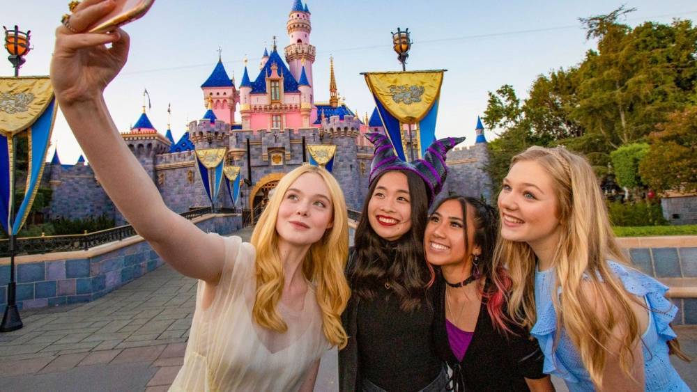 Disneyland Announces Plans to Reopen July 17 - etonline.com - state California - county Park - city Downtown
