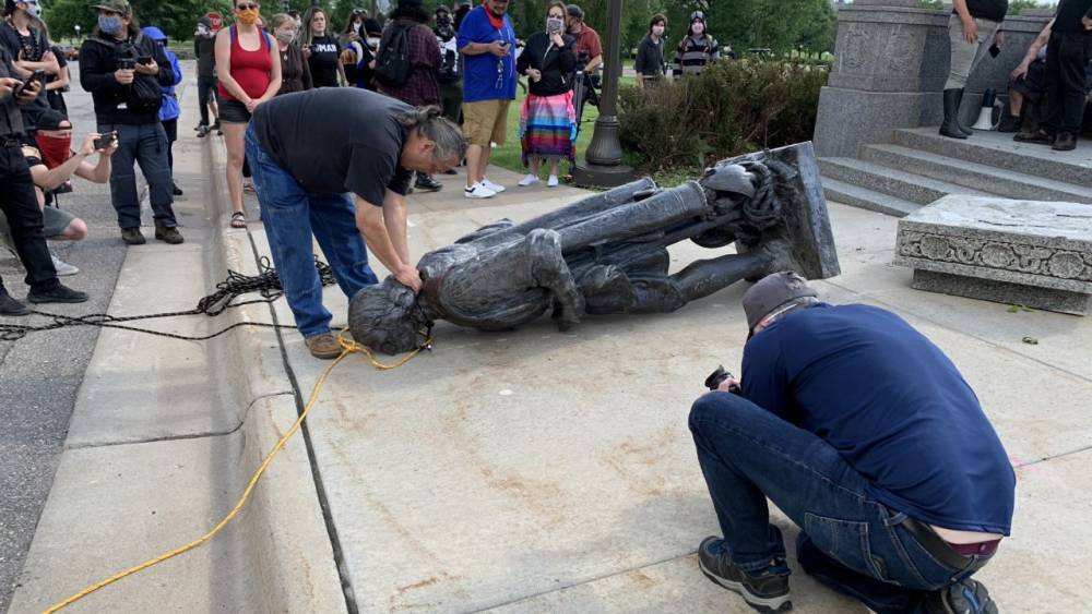 Group tears down Columbus statue outside Minnesota State Capitol - fox29.com