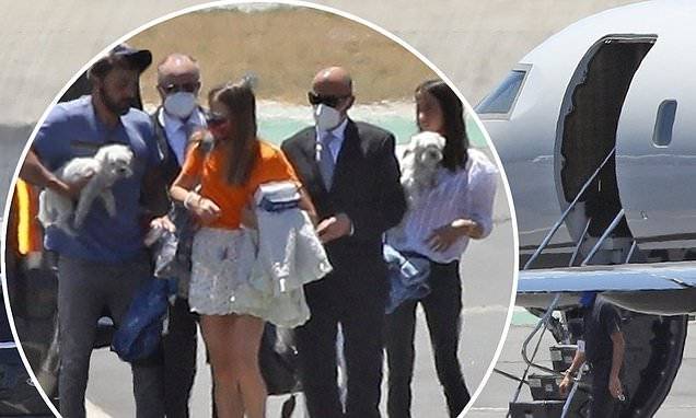 Ana De-Armas - Ben Affleck boards a private jet as he heads on a family vacation with girlfriend Ana de Armas - dailymail.co.uk - Los Angeles - state Indiana