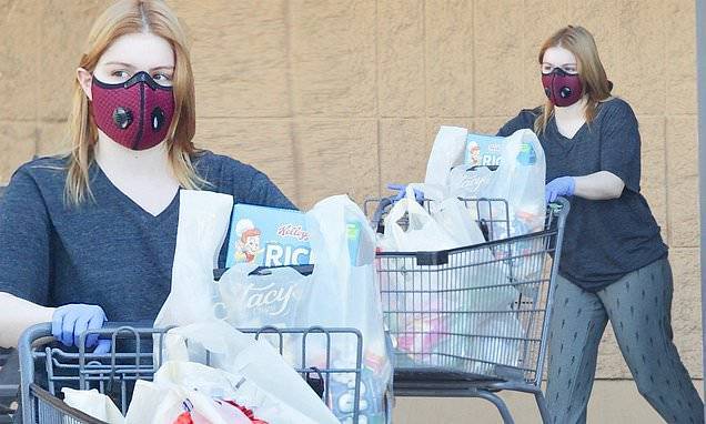 Ariel Winter - Ariel Winter is casual in low-cut top and skintight leggings with cloth mask to run errands in LA - dailymail.co.uk - Los Angeles - city Los Angeles
