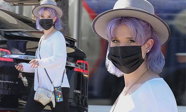 Kelly Osbourne - Kelly Osbourne looks rocker chic while with with her niece during playtime and afternoon shopping - dailymail.co.uk - Los Angeles