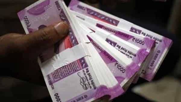 Rupee slumps against US dollar, slides closer to 76 per USD - livemint.com - Usa - India