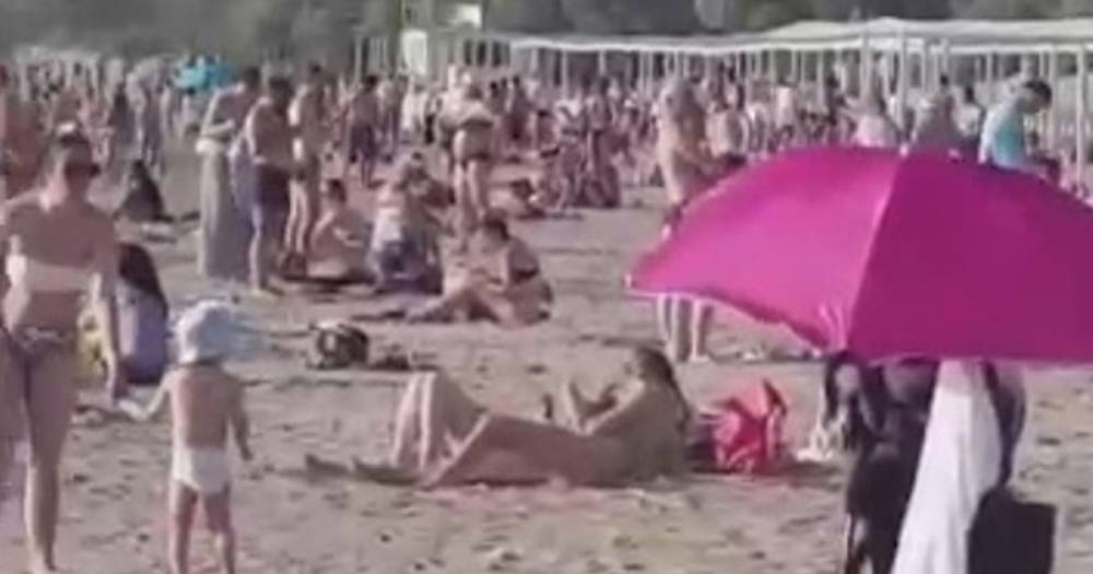 Hundreds of sun-seekers flock to Russian beaches as Covid-19 lockdown rules ease - dailystar.co.uk - Russia
