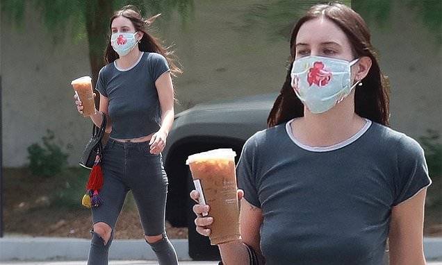 Bruce Willis - Demi Moore's daughter Scout Willis wears a fun floral mask while showing off her impressive figure - dailymail.co.uk - Los Angeles - city Los Angeles - county Moore - state Idaho