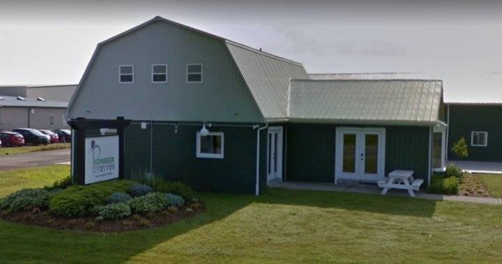 Niagara region investigating 20 COVID-19 cases at St. Catharines greenhouse - globalnews.ca - county Niagara