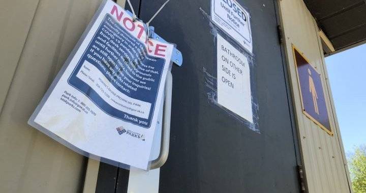 Regina Beach residents say lack of public washrooms leading to ‘human waste’ along walking paths - globalnews.ca