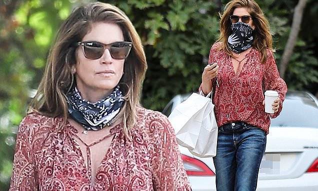 Cindy Crawford - Rande Gerber - Cindy Crawford steps out with casually chic look while picking up food from Cafe Habana restaurant - dailymail.co.uk - city Malibu