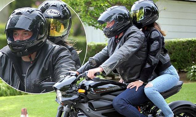 Ana De-Armas - Ben Affleck takes his girlfriend Ana de Armas for a ride on his sleek Harley-Davidson motorcycle - dailymail.co.uk - Los Angeles - city Los Angeles