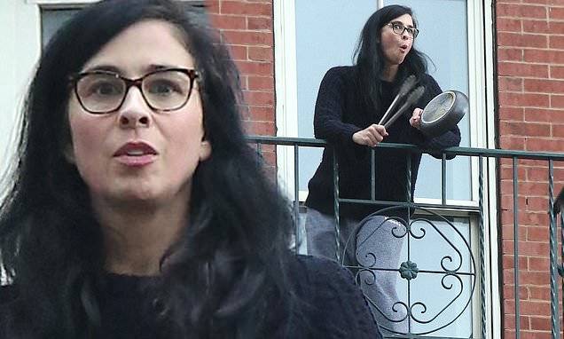 Annie Segal - Sarah Silverman dresses down in sweater and sweatpants for nightly salute to NYC healthcare workers - dailymail.co.uk - city New York