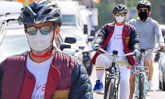 Robert Downey-Junior - Robert Downey Jr. covers up in a colorful coat while riding his bike with a friend in Malibu - dailymail.co.uk - city Malibu