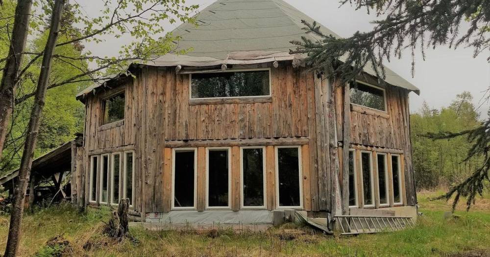 Secluded home for sale compared to Shrek's swamp with 'saddest toilet in world' - mirror.co.uk - Usa - state Alaska