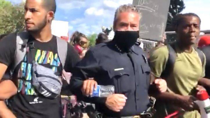 George Floyd - Video shows Denver police chief marching arm-in-arm with protesters at George Floyd demonstration - fox29.com - Usa - county George - city Denver - Syria - city Minneapolis - county Floyd