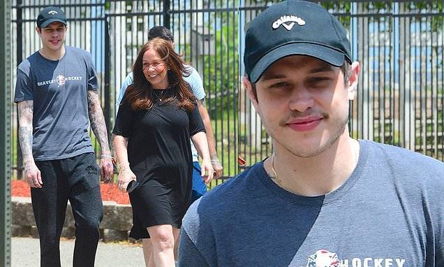 Pete Davidson - Pete Davidson walks out with mother Amy in New York City - dailymail.co.uk - state New York - county Island - county King - city Staten Island, state New York