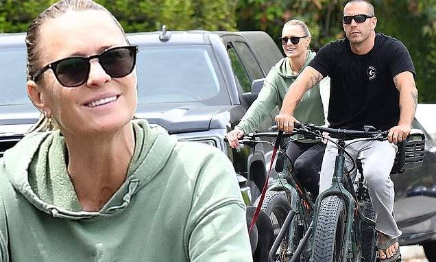 Robin Wright - Clement Giraudet - Robin Wright and husband Clement Giraudet take a bike ride in Brentwood with their dog - dailymail.co.uk