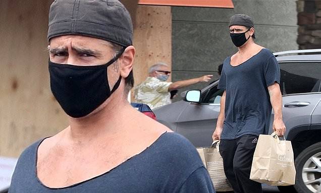 Colin Farrell - Colin Farrell wears face mask as he shops for groceries in LA wearing baggy t-shirt and sweatpants - dailymail.co.uk - Ireland