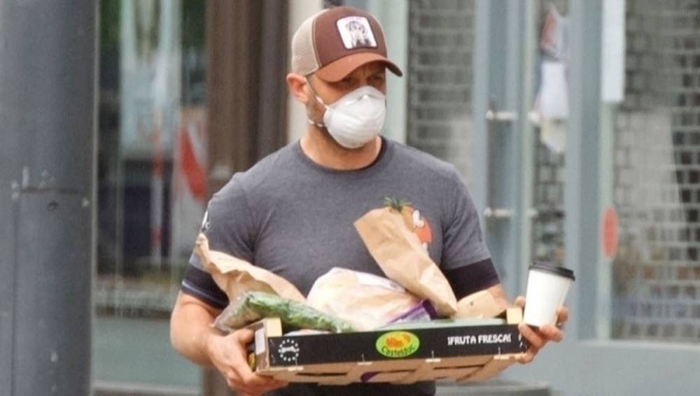Tom Hardy - Tom Hardy Stocks Up on Groceries in His Face Mask - justjared.com - city London