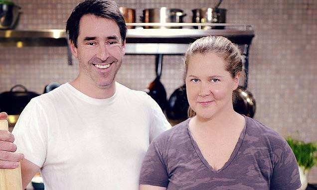 Amy Schumer - Chris Fischer - Amy Schumer says getting cooking tips from her husband Chris Fischer is the 'biggest gift ever' - dailymail.co.uk