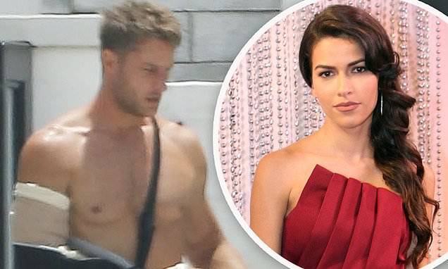 Justin Hartley - Justin Hartley sports a sling as her fetches mail... amid new romance with Sofia Pernas - dailymail.co.uk - state Illinois - Los Angeles
