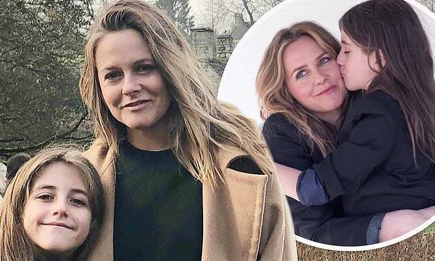 Alicia Silverstone - Alicia Silverstone reveals she takes baths with her nine-year-old son Bear - dailymail.co.uk - New York