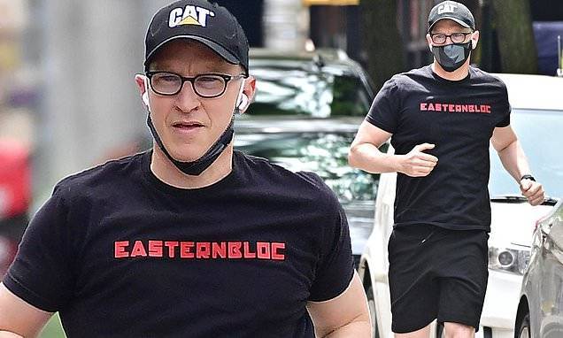 Anderson Cooper takes a jog with a mask in New York City as he celebrates his 53rd birthday - dailymail.co.uk - city New York - county Anderson - county Cooper