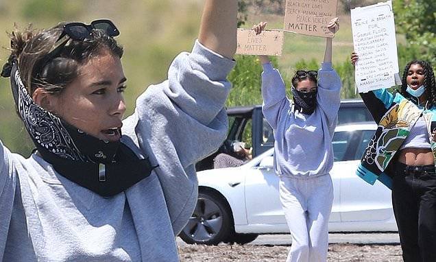 George Floyd - Madison Beer holds up two Black Lives Matter signs while protesting along a highway in Malibu - dailymail.co.uk - city Santa Monica - city Malibu