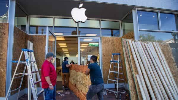 Apple tracks down iPhones that were stolen from stores during US protests - livemint.com - New York - Usa - Los Angeles - state Washington - county George - county Floyd
