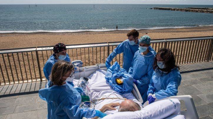 Hospital staff in Spain wheels recovering coronavirus patients to the beach - fox29.com - Spain