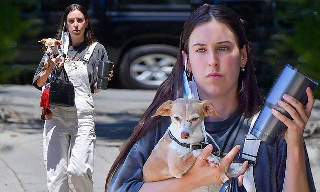 Eric Garcetti - Bruce Willis - Scout Willis wears denim overalls and cradles her dog Grandma while running errands in LA - dailymail.co.uk - Los Angeles