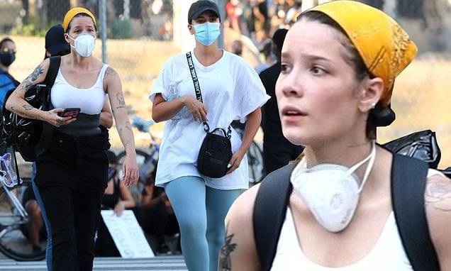Halsey helps out an injured demonstrator during protests in Downtown Los Angeles - dailymail.co.uk - Los Angeles - city Downtown
