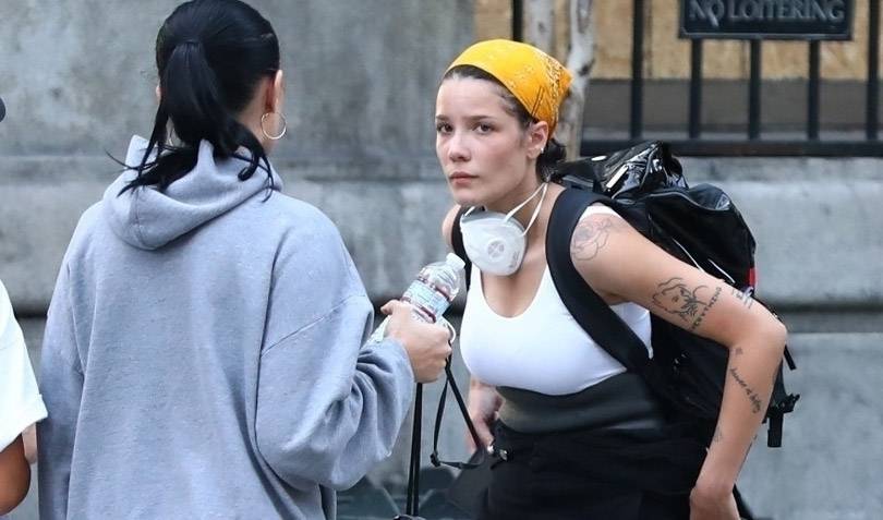 Halsey Tends to Injured Protester at Downtown L.A. Protest - justjared.com - Los Angeles - city Los Angeles