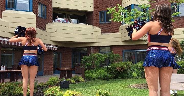 Montreal Alouettes cheerleaders lift spirits of residents at Pointe-Claire retirement home - globalnews.ca
