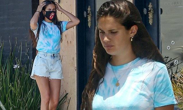Sara Sampaio - Sara Sampaio rocks Rolling Stones face mask and colorful T-shirt while out with her dogs in LA - dailymail.co.uk - state California - Portugal - city Hollywood