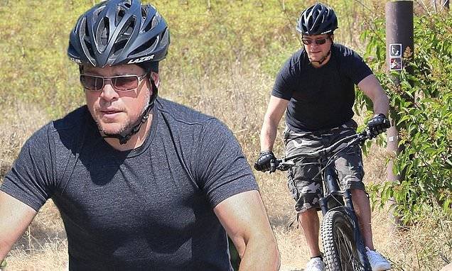 Matt Damon - Luciana Barroso - Matt Damon takes some time for himself by indulging in a solo bike ride in Malibu - dailymail.co.uk - city Malibu