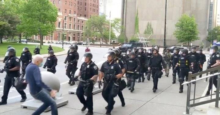 George Floyd - Derek Chauvin - Byron Brown - Buffalo, N.Y. police officers caught on video pushing 75-year-old to ground suspended - globalnews.ca - New York - state New York - county Buffalo - city Minneapolis