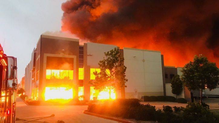 Massive fire ignites at Amazon distribution warehouse in Redlands - fox29.com
