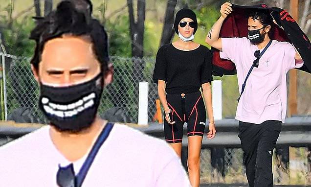 Jared Leto - Jared Leto gives himself some shade using a jacket after a hike with girlfriend Valery Kaufman - dailymail.co.uk - Los Angeles - city Malibu