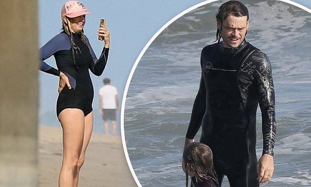 Mira Sorvino - Mira Sorvino and Christopher Backus soaked up some sun and waves during a beach day - dailymail.co.uk - county Los Angeles - city Malibu - Reunion